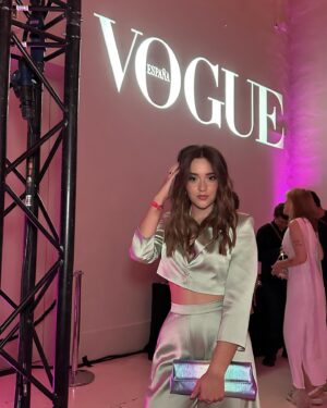 Carmen Sánchez Instagram - Anoche en @voguespain ✨ 
.
.
. 
💇‍♀️💄: @belencasado_ 
👗: @hortensiamaeso @fabracomunicacion 
👛👠: @magritshoes @fashandcom 
💍: @joys.accessories