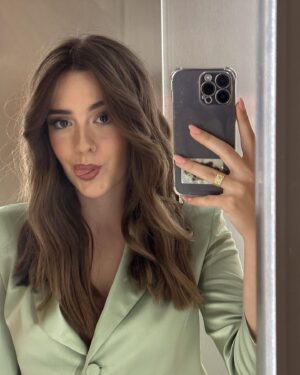 Carmen Sánchez Instagram - Anoche en @voguespain ✨ 
.
.
. 
💇‍♀️💄: @belencasado_ 
👗: @hortensiamaeso @fabracomunicacion 
👛👠: @magritshoes @fashandcom 
💍: @joys.accessories