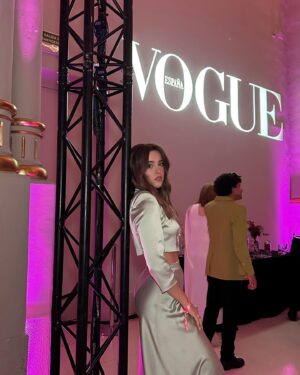 Carmen Sánchez Instagram - Anoche en @voguespain ✨ 
.
.
. 
💇‍♀️💄: @belencasado_ 
👗: @hortensiamaeso @fabracomunicacion 
👛👠: @magritshoes @fashandcom 
💍: @joys.accessories