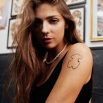 Carmen Arrufat Instagram - 😎😎🤪🤪 (No, no me he tatuado un osito en el brazo jajajajajaja) 📸. @juanmiguel_herrero MUAH @rebecatfigueroa @guerlain @mariaa.borras STYLED BY @victorblancostudio 🌟 @pjd.agency @palomajuanes @palomarodriguezjuanes @anaportillocl