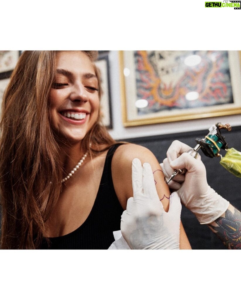 Carmen Arrufat Instagram - 😎😎🤪🤪 (No, no me he tatuado un osito en el brazo jajajajajaja) 📸. @juanmiguel_herrero MUAH @rebecatfigueroa @guerlain @mariaa.borras STYLED BY @victorblancostudio 🌟 @pjd.agency @palomajuanes @palomarodriguezjuanes @anaportillocl