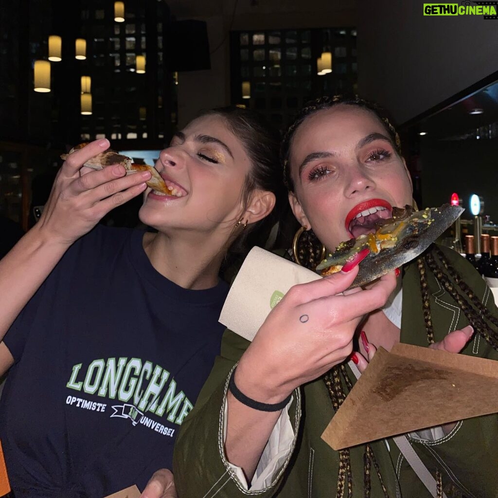 Carmen Arrufat Instagram - mangiando pizza con la mia ragazza @martinacariddi I miss u
