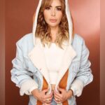 Carmen Becerra Instagram - A vivir el presente 🍂✨ Photo : @franciscocalvillofoto . Chamarra: @shein_mex @sheinofficial ID : sz2308249575685887 Código del 15% descuento SHEINMXBF795 . . #sheinbuenfin2023 #sheinforall #saveinstyle #ad