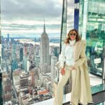 Carmen Becerra Instagram - Días de diversión en NY El abrigo tan chuleado es de @monjevy 😉 . . #thesummitonevanderbilt #summit #newyork #invierno