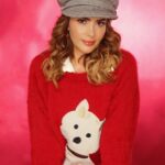 Carmen Becerra Instagram - Hoy se celebra el día del #uglysweater 🎄✨🎁 Pic @franciscocalvillofoto . . #diaspreviosanavidad #carmenbecerra #sweternavideño
