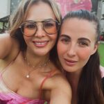 Carmen Becerra Instagram – Chequereteo time con mi chirris y la comadre @marianapob90 . Felicidad total ! 💕🤘🏻 

#familytime #lovemoments #plimplim #happytime #ahijadabella