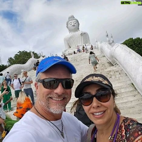 Carmen Gloria Arroyo Instagram - Visitando al #bigbuda Recargandonos de buena energía Para un 2024 con paz ,salud , amor y muchas oportunidades ,nuevos desafíos y consolidando todo lo logrado #Tailandia #vacaciones #love 💘
