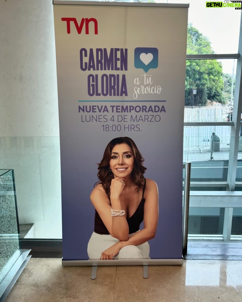 Carmen Gloria Arroyo Instagram - Trabajo en equipo @cg 💜 Makeup @danielarojast7 💇‍♀️ @karimmeplaza 👗 @lore_flores