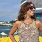 Carmen Gloria Arroyo Instagram - Segundo día de #arribaviña iniciando la previa del festival de Viña del Mar sin olvidar que durante toda la semana seguimos con nuestra campaña junto a @desafiochile y @techochile Look @rapsodiachileoficial Aros @labeatrizz Make Up @danielarojast7 HairStyle @karimmeplaza Styling @lore_flores