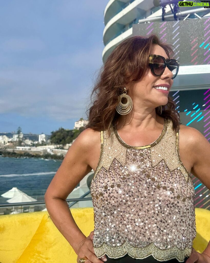 Carmen Gloria Arroyo Instagram - Segundo día de #arribaviña iniciando la previa del festival de Viña del Mar sin olvidar que durante toda la semana seguimos con nuestra campaña junto a @desafiochile y @techochile Look @rapsodiachileoficial Aros @labeatrizz Make Up @danielarojast7 HairStyle @karimmeplaza Styling @lore_flores