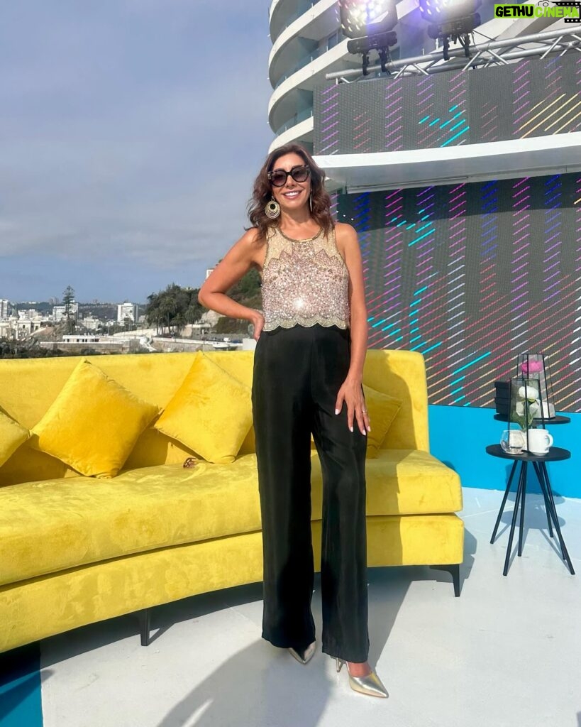 Carmen Gloria Arroyo Instagram - Segundo día de #arribaviña iniciando la previa del festival de Viña del Mar sin olvidar que durante toda la semana seguimos con nuestra campaña junto a @desafiochile y @techochile Look @rapsodiachileoficial Aros @labeatrizz Make Up @danielarojast7 HairStyle @karimmeplaza Styling @lore_flores