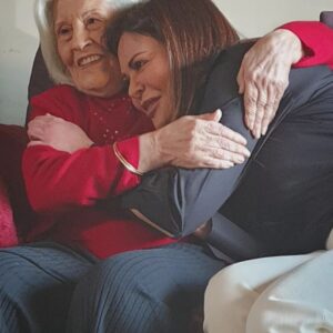 Carmen Lebbos Instagram - الحب كلّه ❤💖❤
الله يحمي كل الأمهات ويرحم يلي فارقو هيدي الدني ويصبّر قلوب ولادهن بهالنهار 🙏🏼
#كارمن_لبس #عيد_الام