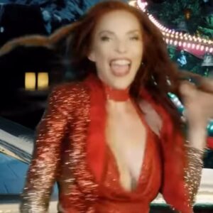 Carmit Bachar Instagram - SANTA BABY with @iamjessicasutta 💋 Can’t believe this was 2 years ago! We had fun doing this classic together…
Little did y’all know Jess had a bun in the oven👼🏻
Thanks to @hansc8 for making it happen in this AR!! ❤️ Merry Xmas everyone 🎄❄️
Watch the full version on YouTube! 
#merryxmas #santababy #pussycatdolls