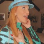 Carmit Bachar Instagram - I don’t wanna a lot for Christmas… I want EVERYTHING, all year 😛 Hope everyone’s season was filled with my favorite gift 🎁 LAUGHTER ✨ #happyholidays 🎄❄️🎁☃️✨✡️ #alliwantforchristmasisyou