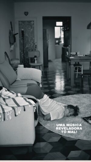 Carol Garcia Instagram - Como eu nunca tinha percebido que essa música TRADUZ um montão da nossa vida se relacionando com H ?

Realmente está tudo na arte, nas músicas, nos livros, nos desenhos infantis. Está tudo lá, mulheres. 

Minha sala ficou suja pois parei de varrer para ter reações: 
- reação 1: música chata
- reação 2: epa!
- reação 3: eita porra.
- reação 4: pera ai, eu conheço esse cara
- reação 5: CARAL#ou que loucura, é ele!
- reação 6: kkkkkkkkkkkk
- reação 7: poha, musicão.
- reação 8: chocada, Serena, vc ouviu isso?
- reação 9: 💅🏼💆‍♀️

.
#artescenicas #escritorasbrasileiras #literaturabrasileira #escritoras #musicabrasileira #literatura #atrizbrasileira #livros 

SEO: me conecte à mulheres que gostam de literatura, pessoas que pesquisam sobre o amor, pessoas que gostam de psicanálise e filosofia, mulheres empreendedoras.