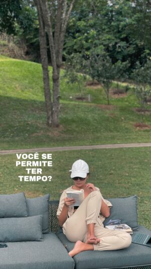 Carol Garcia Instagram - eu sei que tempo é luxo. mas você, que está imersa no trabalho, imersa no desejo de consumo, imersa no cansaço como algo natural já pensou que é importante cavar o tempo pro próximo passo? cavar o tempo para se realinhar? você que PODE se oferecer tempo, mas escolhe viver girando no ritmo do stress como se isso fosse uma condição absolutamente normal, já pensou que é fundamental olhar pro seu corpo?

o que eu posso dizer é que eu fiquei de segunda a sexta no Saison e voltei com muito mais energia para encarar a loucura.

o Saison é incrível, inclusive, para ir com mãe, irmão, irmã, família, amigos… porque lá a gente tem tempo de se cuidar junto e assim fortalecer corpo, mente e espírito. 

enfim… sem palavras para esse lugar.
já estou cavando na agenda um tempo para o retorno. 

até já!

.
#bemestar #amorproprio #cuidadointimo #spa #saisonspa #saude #saudemental #saudeemocional #nutrição #musculação #exercíciofísico #personaltrainer