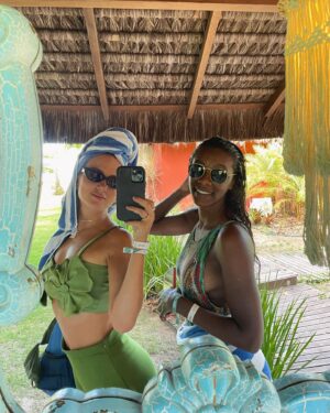 Carol Garcia Instagram - Bahia. 
Penso melhor na Bahia.
Sempre que eu for uma pessoa ruim, lembrem que não estou na Bahia. E me deem uma passagem…

@pousadaminhaloucapaixao