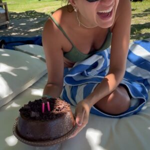 Carol Garcia Instagram - 3.4 🎂 às vezes me dá medo. (Mas eu estou na @viladosorixas  e preciso agradecer a minha amiga @jusva_84 )
fiz minha revolução solar com a Dani e fiquei pensando como a astrologia é encantadora. um norte, um guia. é bom se ver. mas dá medo - mesmo tendo tanta coragem - dá medo. 
gosto muito de ficar de pés descalços em lugares que não devo. tipo no samba. preferia não ter que usar sapatos. gosto de restaurante chique, comida boa, frutos do mar. mas gosto de arroz com feijão, churrasquinho de rua, até na lapa. pagode me pega. até lacrimejo. mas gosto de uma melodia dissonante, uma letra confusa, uma metáfora bem feita. tô fazendo 34 anos de um jeito que eu criei: longe de casa.  me sentindo amada. AMANDO. recebendo o tempo. preparando o ano novo. com poucas pessoas. com pés descalços. uma roupa chique depois do biquíni. um desejo de cheetos de requeijão. mas vontade de comer fruta e risoto. tomar um álcool - pouco, ainda não sei como é a ressaca aos 34. e amanhã é dia de Iemanjá. e eu tô na Bahia. Se eu fosse a Anitta eu me parabenizava. E vou. Parabéns pra mim.

AOS MEUS AMIGOS DE VERDADE: todo meu amor! 

@jhone.be obrigada por esse conjunto especial, único e verde!!!!!!! @karinachav sem palavras pra vc!!!!