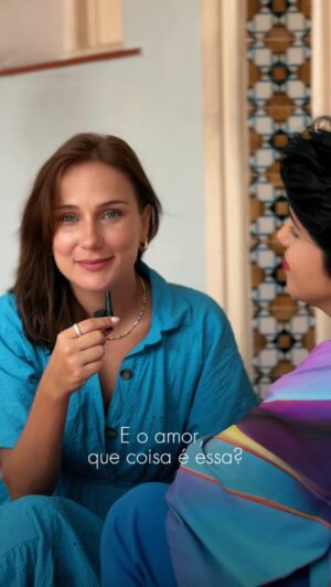 Carol Garcia Instagram - cabe amor dentro do verbo 
namorar.

quanto?
e que coisa é essa, o amor? 

não sabemos.

duas amantes da palavra
não sabem o que logo essa, tão dita, significa?

sim, 
e preferimos assim. 

porque, assim,
seguimos em movimento.

cantando
escrevendo
vivendo
vivendo. 

seguimos.