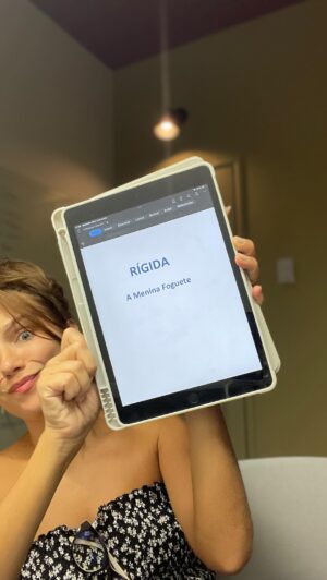 Carol Garcia Instagram - Um conto…
a partir de uma história que me contaram sobre a infância. 

#literaturabrasileira #literature #escritacriativa #escritaterapêutica #livrosemaislivros #cominicacao #oratoria