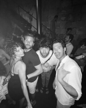 Carol Rovira Instagram - Blanc Menorca i la famiglia.
En bucle🩵
