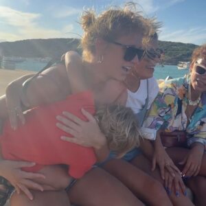 Carol Rovira Instagram - Blanc Menorca i la famiglia.
En bucle🩵