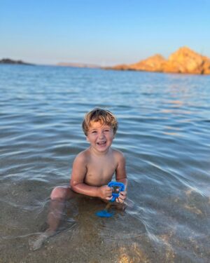 Carol Rovira Instagram - Blanc Menorca i la famiglia.
En bucle🩵