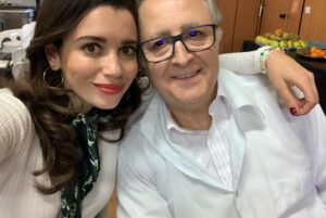 Carol Rovira Instagram - @amaresparasiempre apagó las cámaras para siempre. Y yo no me puedo sentir más afortunada de haber formado parte de esta gran familia, de esta serie que ha hecho historia de la televisión. Gracias a todo el equipo técnico y artístico de todos los departamentos que me habéis acompañado delante y detrás de las cámaras, compañeros de reparto por las miradas cómplices, a @_eduardocasanova @diagonaltelevisio @labueladeltechno y al equipo de guionistas por regalarme a Amelia Ledesma y, sobretodo, a todos los telespectadores que habéis conseguido que nuestro trabajo tenga todo el sentido🤍
Hasta siempre🌹
.
.
.
Fotos: @manuelfiestas