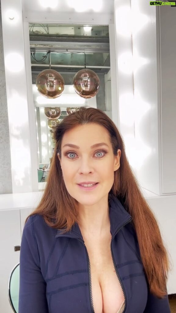 Carol Alt Instagram - Happy Thursday here’s a little makeup tip. Have a great day.