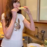 Carol Alt Instagram – Corn always brings good memories… I remember when I was dating my husband and we had just bought some corn from a farmstand on Long Island. And I was thinking “how do I ask him to stop by my parents house so I can give them some corn too?”
And just as I was thinking that my boyfriend turned to me and said “would you like to see your father and give him some corn?”
I looked at him and burst out laughing… I said that was just thinking the same thing!

That’s when you know someone is a keeper.
And of course I’ve made mistakes in my life but you can’t look back and regret. I wouldn’t trade the years of my marriage for anything.

Being married or having a significant other, kept me grounded. It kept me on the street and narrow. But also because he was on the road all the time with the team (professional hockey player) that gave me the freedom to do my work and not feel guilty that I wasn’t Susie homemaker at home.

In fact, I make more recipes now than I ever did, when I was married!😂😂

Think sometimes in life we feel guilty. So eating this piece of corn at the top of this recipe video always brought back. Happy memories. 
What small and insignificant things bring happy memories for you?
