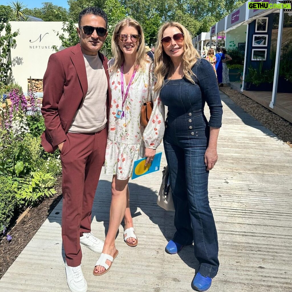 Carol Vorderman Instagram - RHS CHELSEA FLOWER SHOW @rhschelsea @the_rhs Weather perfect. Gardens perfect. Flowers perfect. Company perfect Wore trainers so hot feet were perfect (6 hours in heels not for me anymore) A perfect day off...and the bacon butties were absolutely perfect too!! 😂 Ps I’m rubbish at taking pics with celebs so these are a few of the ones my mate took!!! The queen of dance @arlenephillips My jungle partner in crime @joeldommett Fellow politically minded @jasonmanford My mate @adilray who makes the best curry (I say that cos it annoys the hell out of him, and that’s what all good mates should do to each other 😂😂) My best mate @jules__sampson ....RAF for 30 years....she’s a brilliant gardener ❤️