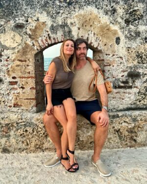 Carola Julio Instagram - Primeros días en Cartagena de Indias! Un lugar maravilloso, lleno de rinconcitos mágicos, cafecitos, restaurantes con jardines colgantes, casas adornadas con la vegetación propia, callecitas divinas con sus balcones preciosos y una temperatura soñada que alimenta las ganas de no irnos! Aquí vamos 🇨🇴 recorriendo esta ciudad y sus islas! 🍷💯💃❤️ 
Les voy mostrando a ver si por ahí se animan! 🥰