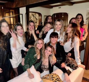 Carola Julio Instagram - Cuarenta y tantos! 
Me cuesta celebrar…
El frío, tanto feriado entremedio, la organización y las pocas ganas de seguir cumpliendo años (😂😂😂) hacen que tire la toalla! Este año la presión familiar (Ferencz) me obligó a olvidarme de todo lo anterior y prácticamente horas antes se armó y resultó un placer celebrar con los que pudieron venir! ❤️
Gracias a todos, en especial a mi 🤴, que hizo prácticamente todo! 😅
Faltó mi cachorro, pero créanme que lo pasa mejor que yo 😉❤️!