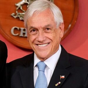 Carola Julio Instagram - Que Descanse En Paz mi Presidente. Gracias por su generosidad con Chile, y su caballerosidad con todos. Siempre recuerdo un gesto maravilloso que tuvieron junto a Cecilia en un periodo muy duro para mi. Hoy abrazo con el corazón a Cecilia, hijos y nietos, y espero que la fuerza y tranquilidad la encuentren pronto. 🙏
Q.E.P.D. mi Presidente.