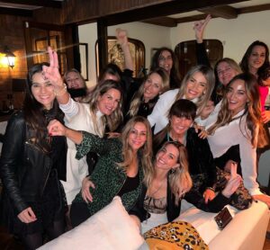 Carola Julio Instagram - Cuarenta y tantos! 
Me cuesta celebrar…
El frío, tanto feriado entremedio, la organización y las pocas ganas de seguir cumpliendo años (😂😂😂) hacen que tire la toalla! Este año la presión familiar (Ferencz) me obligó a olvidarme de todo lo anterior y prácticamente horas antes se armó y resultó un placer celebrar con los que pudieron venir! ❤️
Gracias a todos, en especial a mi 🤴, que hizo prácticamente todo! 😅
Faltó mi cachorro, pero créanme que lo pasa mejor que yo 😉❤️!