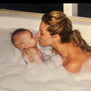 Carola Julio Instagram - Encontré nuevamente estas fotografías de cuando Rodrigo tenía entre 5 y 7 meses! Qué maravilla la vida, la felicidad, y todo lo tiene que ver con el amor! ❤️
Lo que hacemos día a día, es el camino que siembras para tus hijos! Intenta que ese camino parta muy temprano, sea constante, y dedícale tiempo, porque tendrás mejores resultados!