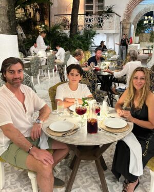 Carola Julio Instagram - Primeros días en Cartagena de Indias! Un lugar maravilloso, lleno de rinconcitos mágicos, cafecitos, restaurantes con jardines colgantes, casas adornadas con la vegetación propia, callecitas divinas con sus balcones preciosos y una temperatura soñada que alimenta las ganas de no irnos! Aquí vamos 🇨🇴 recorriendo esta ciudad y sus islas! 🍷💯💃❤️ 
Les voy mostrando a ver si por ahí se animan! 🥰