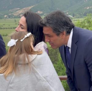 Carola Julio Instagram - Bautizo soñado de una pequeña Princesita. 
Con Alicia, ya tengo 4 angelitos , y que todos sus padres me regalaron un pedacito de ellos! Tomás, Sebastián, Ana y Alicia. Qué maravillosa es la vida, en momentos familiares! 
A disfrutar cada encuentro con los nuestros! 🙏
@livboiii 
@slyonj 
#Ana
#alícia