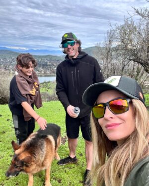 Carola Julio Instagram - Cerreando con los 3 mejores! 
Domingo de cerro, barro, verdes insuperables y familia.
Disfruten su día!