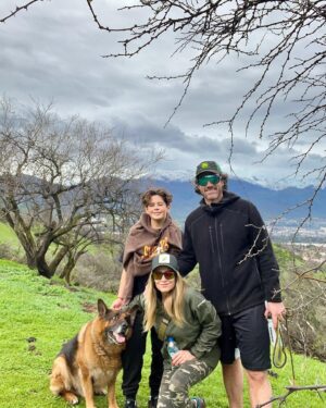 Carola Julio Instagram - Cerreando con los 3 mejores! 
Domingo de cerro, barro, verdes insuperables y familia.
Disfruten su día!
