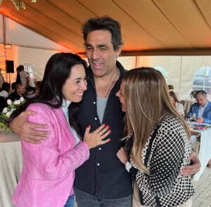 Carola Julio Instagram - Bautizo soñado de una pequeña Princesita. 
Con Alicia, ya tengo 4 angelitos , y que todos sus padres me regalaron un pedacito de ellos! Tomás, Sebastián, Ana y Alicia. Qué maravillosa es la vida, en momentos familiares! 
A disfrutar cada encuentro con los nuestros! 🙏
@livboiii 
@slyonj 
#Ana
#alícia