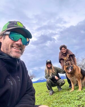 Carola Julio Instagram - Cerreando con los 3 mejores! 
Domingo de cerro, barro, verdes insuperables y familia.
Disfruten su día!