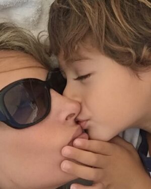 Carola Julio Instagram - Fotos del recuerdo que me encanta mirar una y otra vez! Que esos momentos únicos, no queden en el olvido! Retrata los tuyos y guárdalos para siempre! 
Buen martes para todos! 
#momentos #familia #hijo #vida