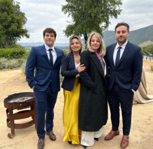 Carola Julio Instagram - Bautizo soñado de una pequeña Princesita. 
Con Alicia, ya tengo 4 angelitos , y que todos sus padres me regalaron un pedacito de ellos! Tomás, Sebastián, Ana y Alicia. Qué maravillosa es la vida, en momentos familiares! 
A disfrutar cada encuentro con los nuestros! 🙏
@livboiii 
@slyonj 
#Ana
#alícia