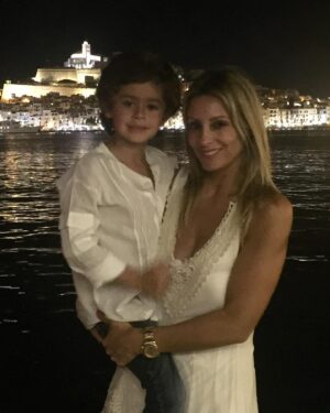Carola Julio Instagram - Fotos del recuerdo que me encanta mirar una y otra vez! Que esos momentos únicos, no queden en el olvido! Retrata los tuyos y guárdalos para siempre! 
Buen martes para todos! 
#momentos #familia #hijo #vida