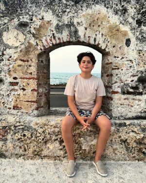 Carola Julio Instagram - Primeros días en Cartagena de Indias! Un lugar maravilloso, lleno de rinconcitos mágicos, cafecitos, restaurantes con jardines colgantes, casas adornadas con la vegetación propia, callecitas divinas con sus balcones preciosos y una temperatura soñada que alimenta las ganas de no irnos! Aquí vamos 🇨🇴 recorriendo esta ciudad y sus islas! 🍷💯💃❤️ 
Les voy mostrando a ver si por ahí se animan! 🥰