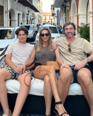 Carola Julio Instagram - Primeros días en Cartagena de Indias! Un lugar maravilloso, lleno de rinconcitos mágicos, cafecitos, restaurantes con jardines colgantes, casas adornadas con la vegetación propia, callecitas divinas con sus balcones preciosos y una temperatura soñada que alimenta las ganas de no irnos! Aquí vamos 🇨🇴 recorriendo esta ciudad y sus islas! 🍷💯💃❤️ 
Les voy mostrando a ver si por ahí se animan! 🥰
