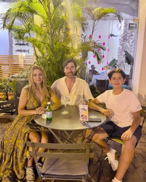 Carola Julio Instagram - Primeros días en Cartagena de Indias! Un lugar maravilloso, lleno de rinconcitos mágicos, cafecitos, restaurantes con jardines colgantes, casas adornadas con la vegetación propia, callecitas divinas con sus balcones preciosos y una temperatura soñada que alimenta las ganas de no irnos! Aquí vamos 🇨🇴 recorriendo esta ciudad y sus islas! 🍷💯💃❤️ 
Les voy mostrando a ver si por ahí se animan! 🥰