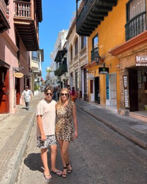 Carola Julio Instagram - Primeros días en Cartagena de Indias! Un lugar maravilloso, lleno de rinconcitos mágicos, cafecitos, restaurantes con jardines colgantes, casas adornadas con la vegetación propia, callecitas divinas con sus balcones preciosos y una temperatura soñada que alimenta las ganas de no irnos! Aquí vamos 🇨🇴 recorriendo esta ciudad y sus islas! 🍷💯💃❤️ 
Les voy mostrando a ver si por ahí se animan! 🥰