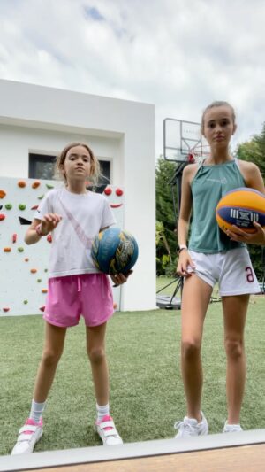 Carolina Cerezuela Instagram - Mis chicas 💕💕 
Encestaran ??
#sabado #deporte #basquet #lifestyle #junio #hija